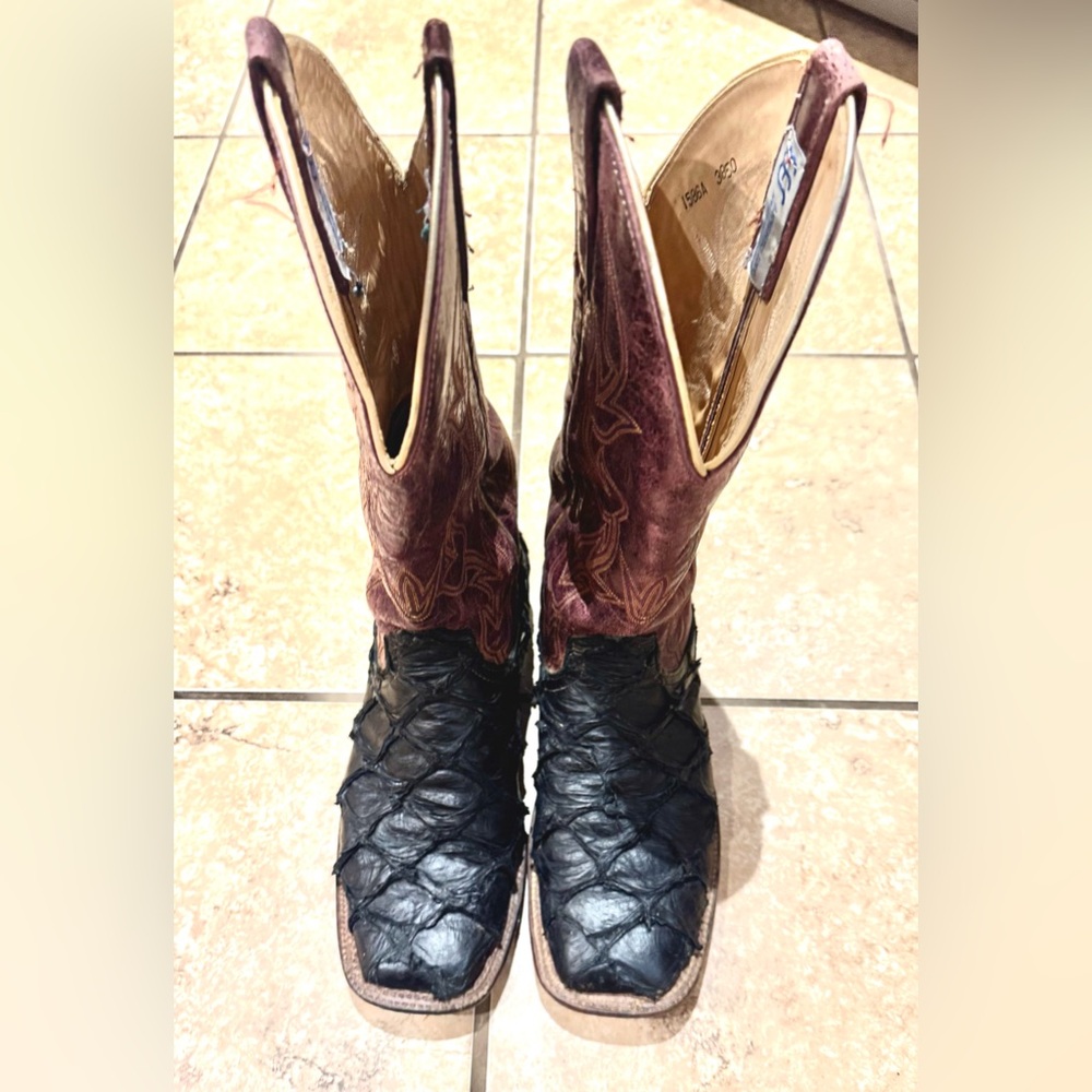 Anderson Bean bass skin boots. Size 9. Been worn but still in good shape.